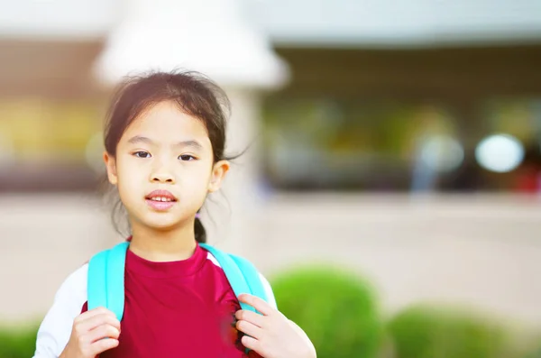 バックパックを背景に学校の概念に戻る子供 — ストック写真