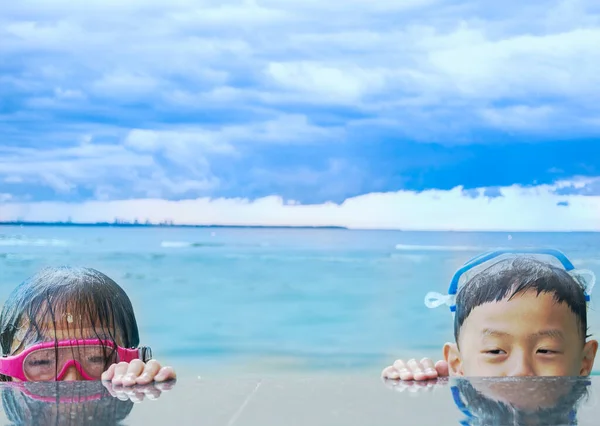 Jeu Enfant Dans Piscine Eau Avec Plaisir Joie Bonheur Été — Photo