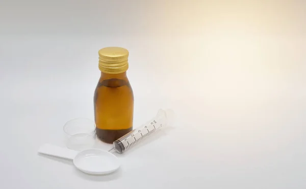 Gyógyszer Gyermek Folyadék Palack Gyógyszer Gyermek Betegség Izolátum Fehér Nap — Stock Fotó
