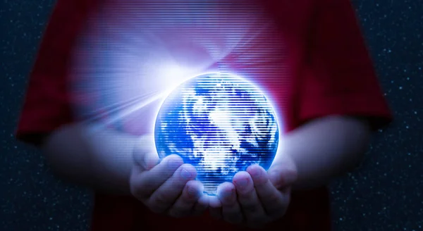 Kid Hand Hålla Hologram Världen För Online Utbildning Miljö Vård — Stockfoto