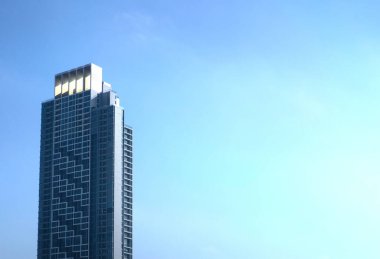 gökdelen gökyüzü mavi zemin üzerine