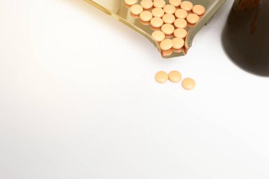 turuncu haplar eczane tepsisinde