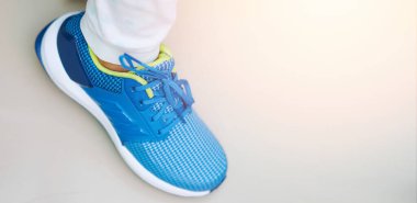 çocuk mavisi ayakkabı üst görünüm