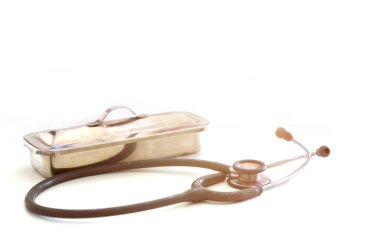 Stetoskop ve doktor kutusu beyaz üzerine