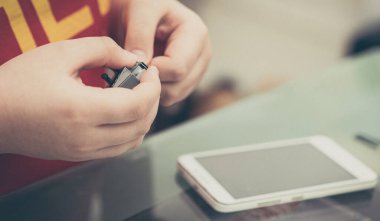 Bangkok, Tayland, 2 Ocak 2022 - Çocuk lego uçağı oynuyor