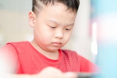 çocuk konsantrasyonlu kitap okur