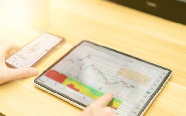 Bilgisayar ve mobil şov finans sektörü ve borsa dalgalanması grafiği