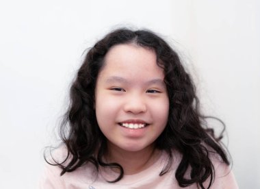 Genç kadın gülümse. Kadın günü için kameraya bak.