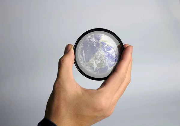 Hand Hålla Jorden Jordklotet Planet Med Glas För Miljö — Stockfoto