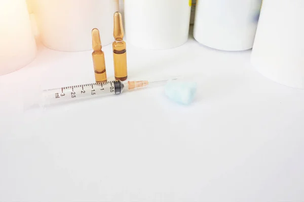 Medizinische Spritze Wattebausch Und Ampullen Auf Drogerieflaschen Hintergrund Selbstmedikamentenkaufkonzept — Stockfoto