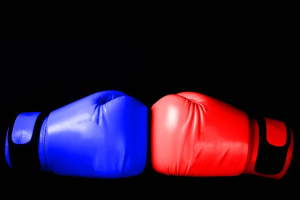 戦うためのボクシンググローブレッドブルーサイドに対して — ストック写真