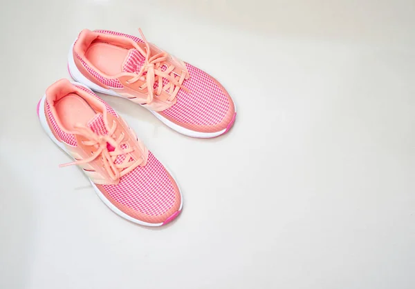 顶部的粉色运动鞋 — 图库照片
