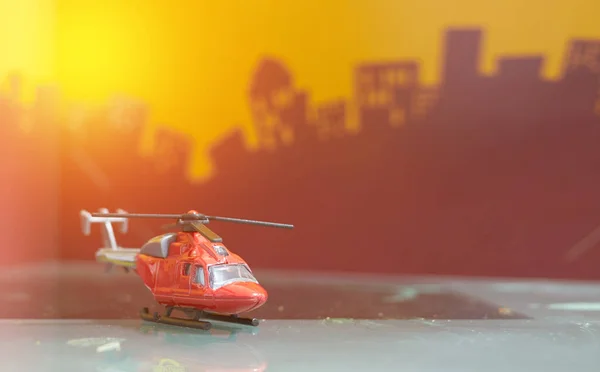 Helicóptero Brinquedo Vermelho Fundo Cidade — Fotografia de Stock