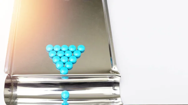 Kék Tabletta Gyógyszertári Tálcán — Stock Fotó
