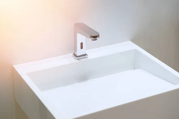 Sauberes Waschbecken Aus Weißem Porzellan Auf Einem Badezimmer Mit Wasserhahn — Stockfoto
