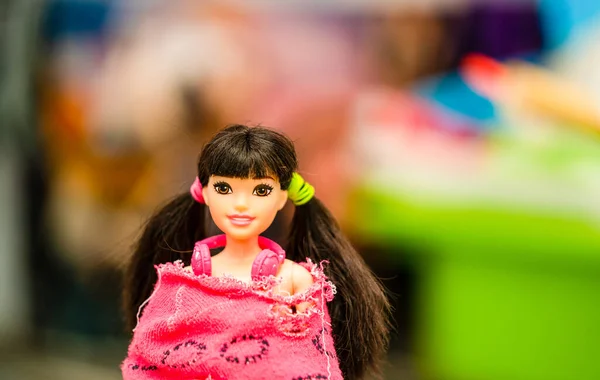 バンコク 2022年1月2日 女の子の遊びバービー人形 — ストック写真