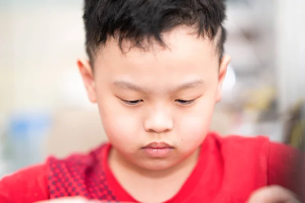 Çocuk Konsantrasyonlu Kitap Okur — Stok fotoğraf
