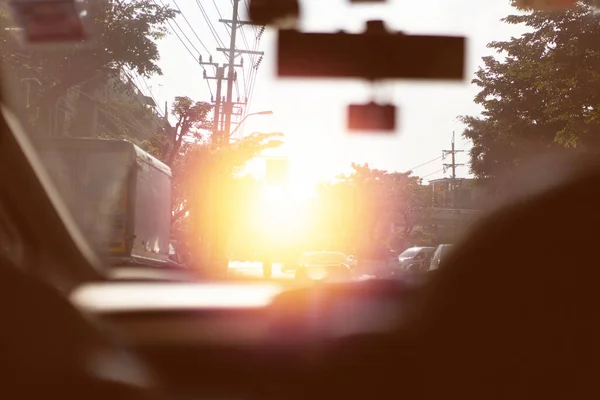 Güneş Işığı Sokak Manzarasında Arabanın Içinden — Stok fotoğraf