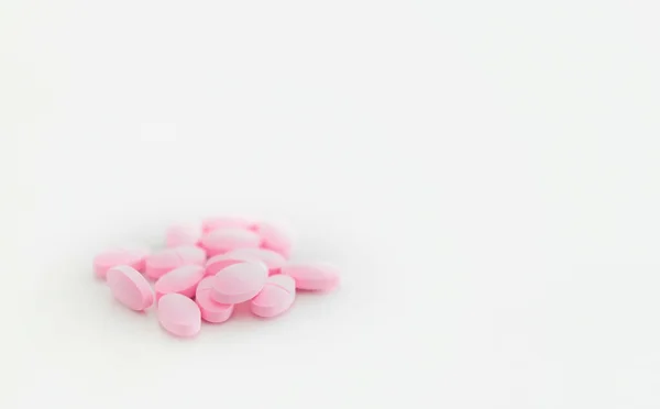 Ροζ Χάπια Για Την Ιατρική Θεραπεία Που Απομονώνονται Λευκό — Φωτογραφία Αρχείου