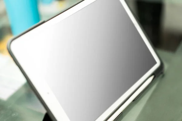 Tablet Bilgisayarını Masadaki Boş Maket Yap — Stok fotoğraf