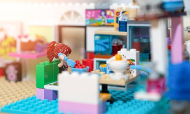 Bangkok, Tayland, 7 Şubat 2022 Lego arkadaşı kız figürlü bir odada.