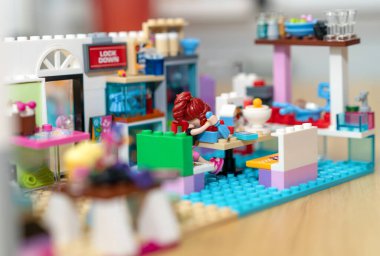 Bangkok, Tayland, 7 Şubat 2022 Lego arkadaşı kız figürlü bir odada.