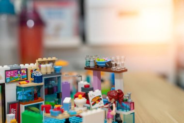 Bangkok, Tayland, 7 Şubat 2022 Lego arkadaşı kız figürlü bir odada.