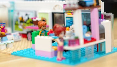 Bangkok, Tayland, 7 Şubat 2022 Lego arkadaşı kız figürlü bir odada.