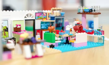Bangkok, Tayland, 7 Şubat 2022 Lego arkadaşı kız figürlü bir odada.
