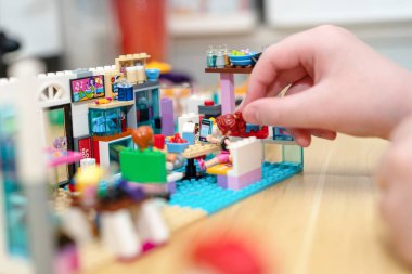 Bangkok, Tayland, 7 Şubat 2022 Lego arkadaşı kız figürlü bir odada.