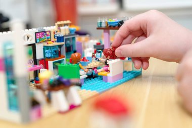 Bangkok, Tayland, 7 Şubat 2022 Lego arkadaşı kız figürlü bir odada.