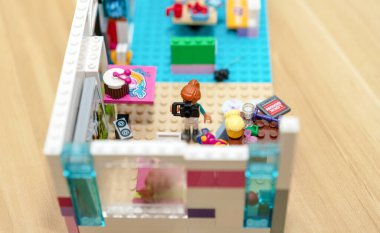 Bangkok, Tayland, 7 Şubat 2022 Lego arkadaşı kız figürlü bir odada.