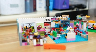 Bangkok, Tayland, 7 Şubat 2022 Lego arkadaşı kız figürlü bir odada.