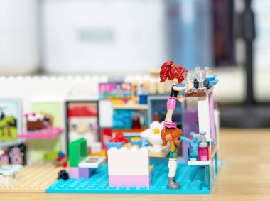 Bangkok, Tayland, 7 Şubat 2022 Lego arkadaşı kız figürlü bir odada.
