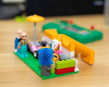 Bangkok, Tayland, 7 Şubat 2022 Lego arkadaşı kız figürlü bir odada.