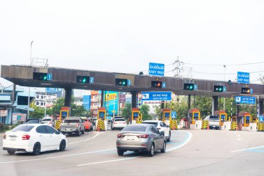 Bangkok, Tayland, 15 Şubat, 2022 Tayland 'da araba sıkışıklığı olan gişe kapısı.