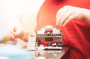 çocuk oyuncağı eğlence için oynuyor