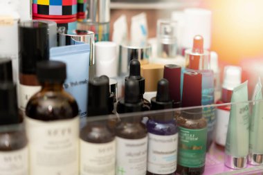 Kadın el testi kozmetik makyaj devam etmeden önce