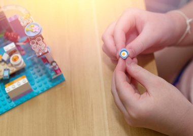 Bangkok, Tayland, 7 Şubat 2022 Lego arkadaşı kız figürlü bir odada.