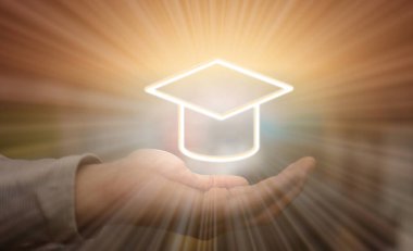 Mezuniyet şapkası öğrenme ve çalışma elle tutulur