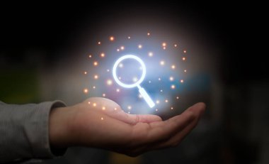 Arama teknolojisi konsepti için el ele tutuşmak büyüteç