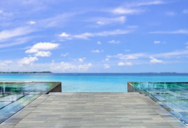 Sahile ve deniz manzarasına giden halk yolu