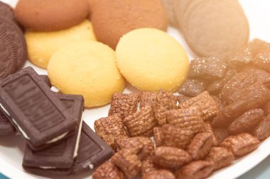 Parti atıştırmalıkları temalı çikolatalı kurabiye.