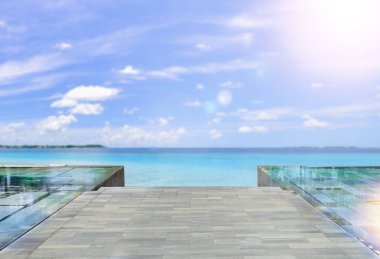 Sahile ve güneşli deniz manzarasına giden halk yürüyüşü