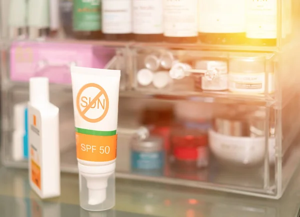 Confezione Crema Solare Tavola Con Cosmetici — Foto Stock