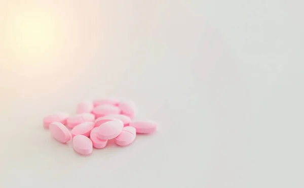 Ροζ Χάπια Για Την Ιατρική Θεραπεία Που Απομονώνονται Λευκό — Φωτογραφία Αρχείου