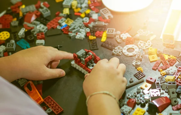 Crianças Jogar Blocos Plástico Brinquedo Quarto — Fotografia de Stock