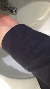 Sabunla ellerini yıka.