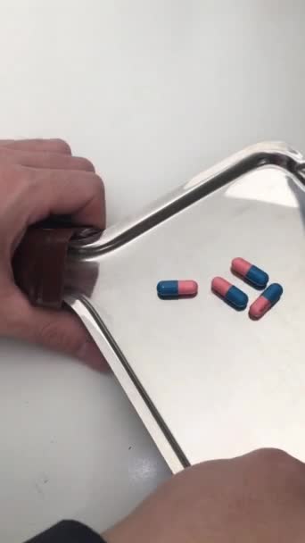 Χύστε Δισκίο Φάρμακο Στο Δίσκο Και Φιάλη — Αρχείο Βίντεο