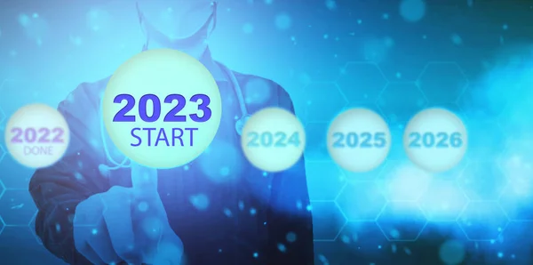 Homem Imprensa Início 2023 Botão Ano Novo — Fotografia de Stock